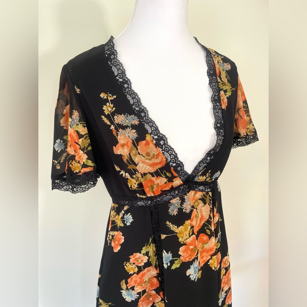 Black Floral‎ Laced Mini V- Neck Dress - Picture 2 of 9